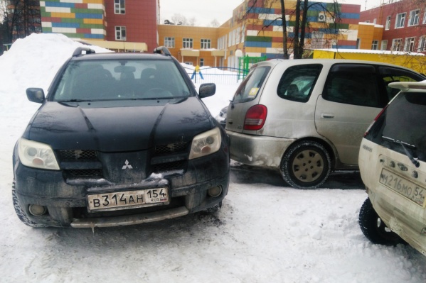 Заблокировала выезд с парковки Заблокировала выезд с парковки