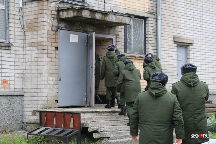 По словам военкома, сейчас военные в зоне конфликта справляются сами По словам военкома, сейчас военные в зоне конфликта справляются сами