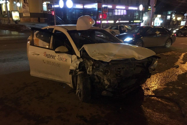 Оба автомобиля получили серьёзные повреждения Оба автомобиля получили серьёзные повреждения