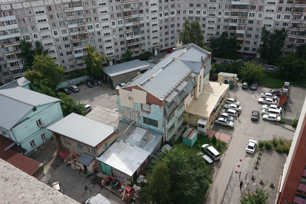 Пока в старом здании работают арендаторы, но к 1 сентября их попросили съехать Пока в старом здании работают арендаторы, но к 1 сентября их попросили съехать
