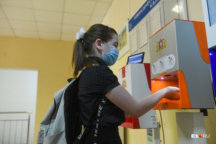 В Екатеринбурге 74 класса в школах ушли на карантин из-за ОРВИ, еще 22 класса — из-за коронавируса