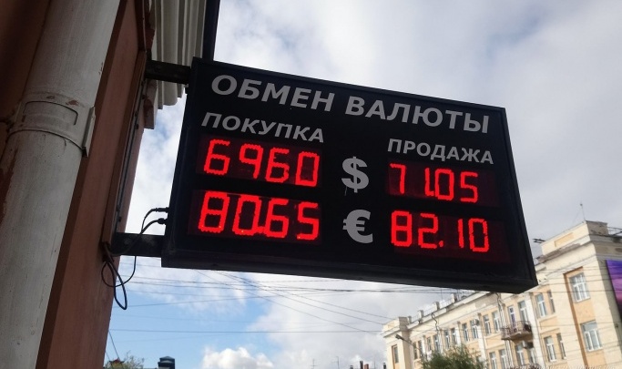 Почему обвалился рубль и что будет дальше: объясняем коротко