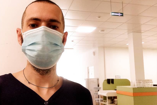 Денис Сандрак лежит в инфекционном отделении уже неделю. Медик ведет личный дневник Денис Сандрак лежит в инфекционном отделении уже неделю. Медик ведет личный дневник