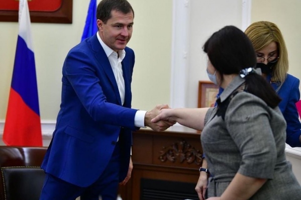 Тем , кто пришел на встречу, мэр предложил снять маски, но пришедшие отказались Тем , кто пришел на встречу, мэр предложил снять маски, но пришедшие отказались