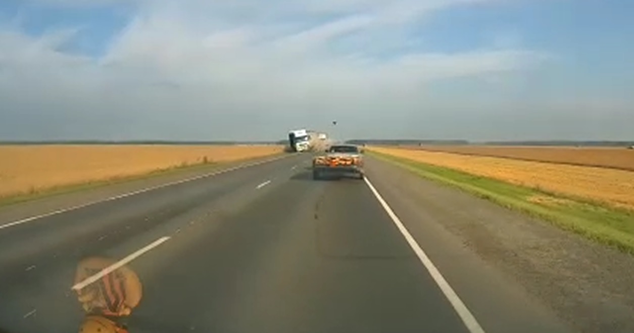 На трассе Екатеринбург — Тюмень водитель легковушки лоб в лоб протаранил КАМАЗ: видео