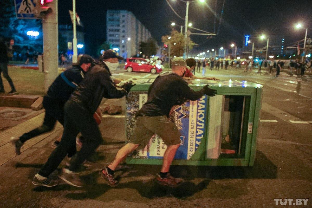 Вторая ночь протестов в Белоруссии: автомобили берут на таран ОМОН, в  милиции сообщили о первом погибшем | 11.08.2020 | Санкт-Петербург -  БезФормата