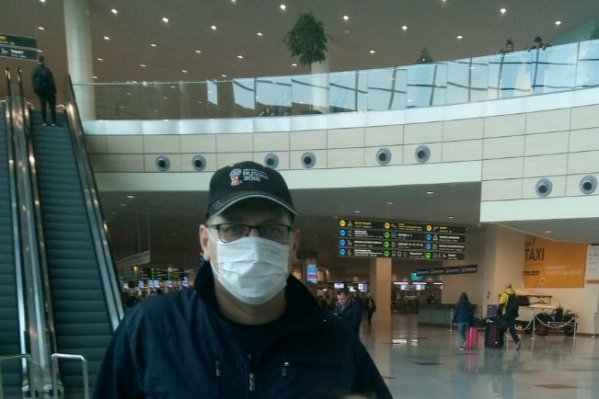Один из тех, кто попал под критику губернатора, — председатель совета депутатов в Новодвинске Андрей Коротков. Он выложил на своей странице во «ВКонтакте» фото в маске в аэропорту 19 марта и подписал: «Отпуск начинается!» Один из тех, кто попал под критику губернатора, — председатель совета депутатов в Новодвинске Андрей Коротков. Он выложил на своей странице во «ВКонтакте» фото в маске в аэропорту 19 марта и подписал: «Отпуск начинается!» 
