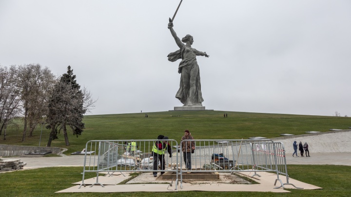 «Всё дело в любителях показухи»: в Волгограде взялись за ремонт надгробия Василия Чуйкова