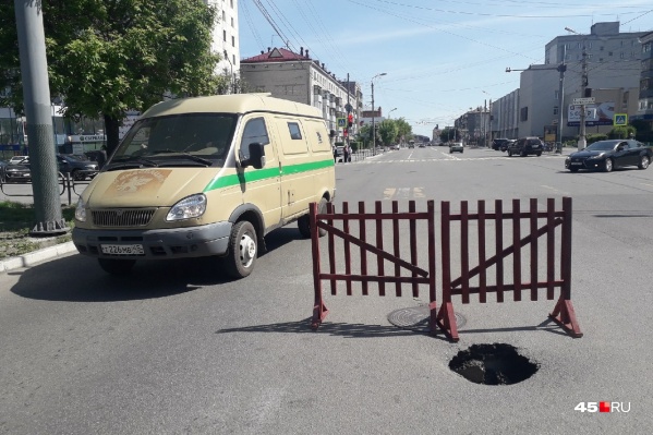Из-за провала на улице Пролетарской автомобилистам приходится пользоваться всего одной полосой правого ряда Из-за провала на улице Пролетарской автомобилистам приходится пользоваться всего одной полосой правого ряда