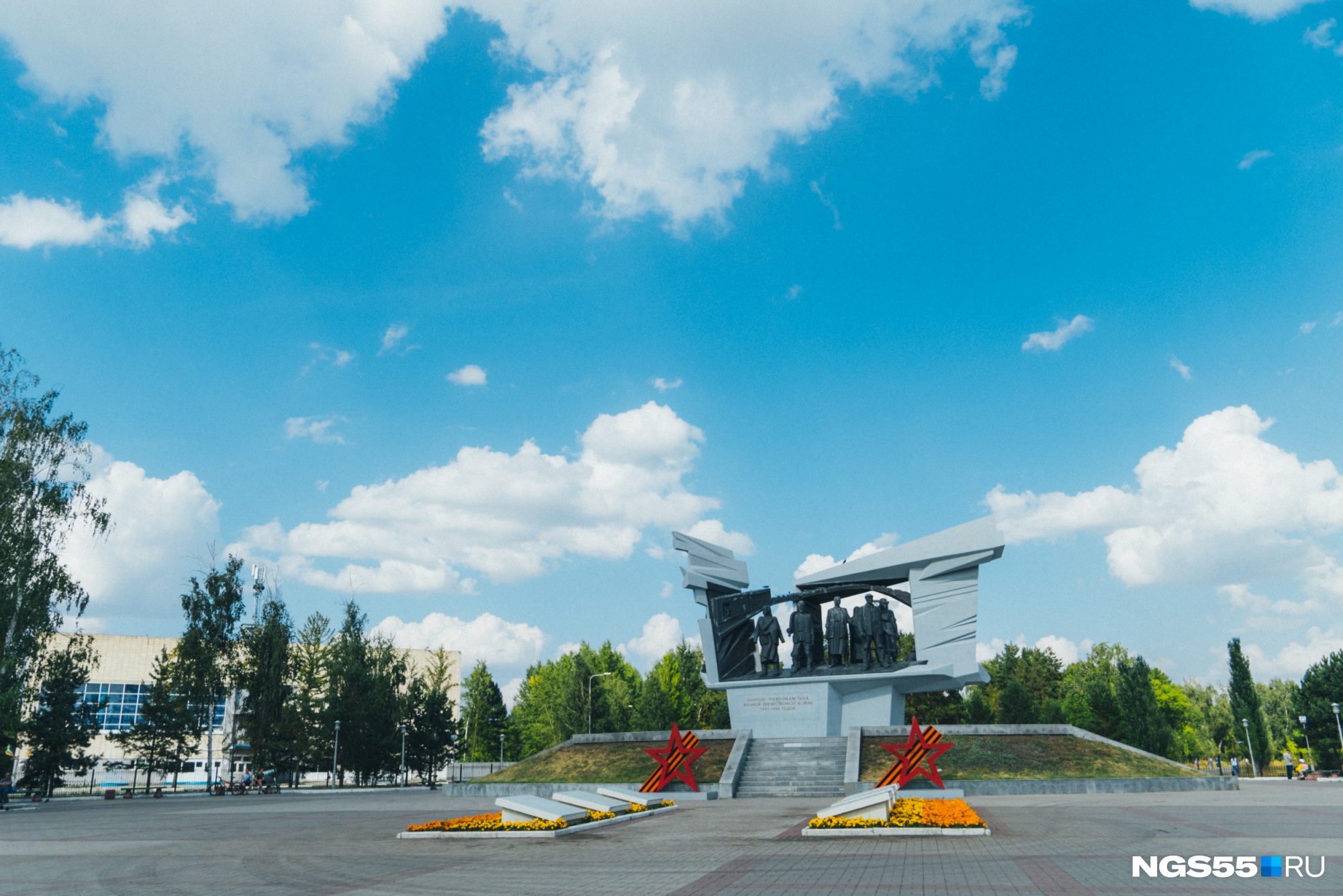 Передней омск. Памятник труженикам тыла в Омске. Парк Победы Стеллы труженикам тыла. Труженник тыла стела парк Победы. Стелла трудовой доблести Омск.