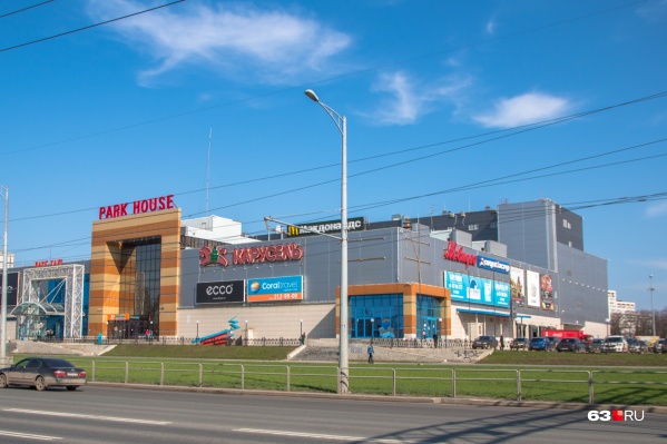 В последние годы собственники ТЦ и земли под ним ведут жаркие споры В последние годы собственники ТЦ и земли под ним ведут жаркие споры