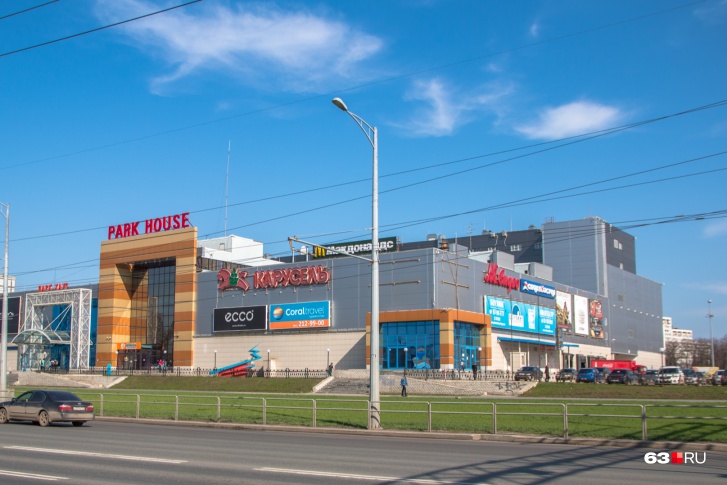 В последние годы собственники ТЦ и земли под ним ведут жаркие споры В последние годы собственники ТЦ и земли под ним ведут жаркие споры