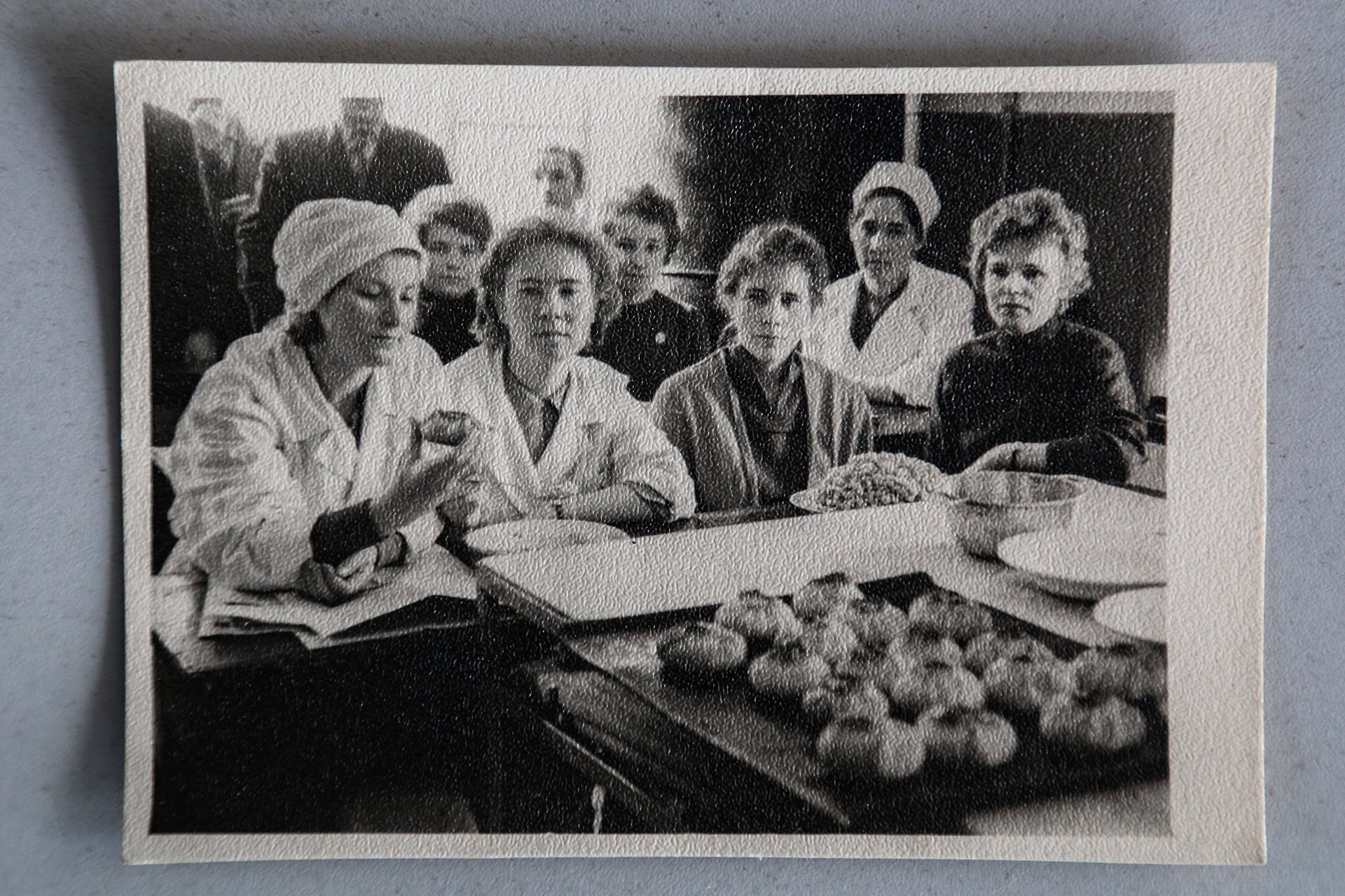 В Уфе Аля (справа), девушка с пятью классами образования, сумела устроиться на работу в столовую, затем выучилась на курсах В Уфе Аля (справа), девушка с пятью классами образования, сумела устроиться на работу в столовую, затем выучилась на курсах