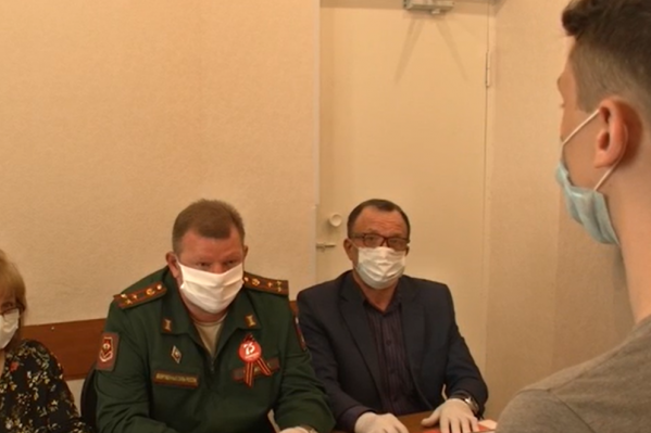 Молодым людям выдавали маски и бахилы Молодым людям выдавали маски и бахилы