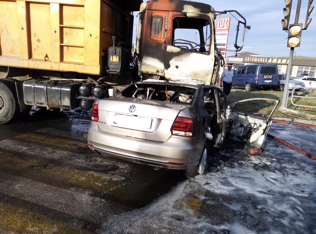 В столкновении грузовика и легковушки в Челябинской области погибли двое взрослых и ребёнок