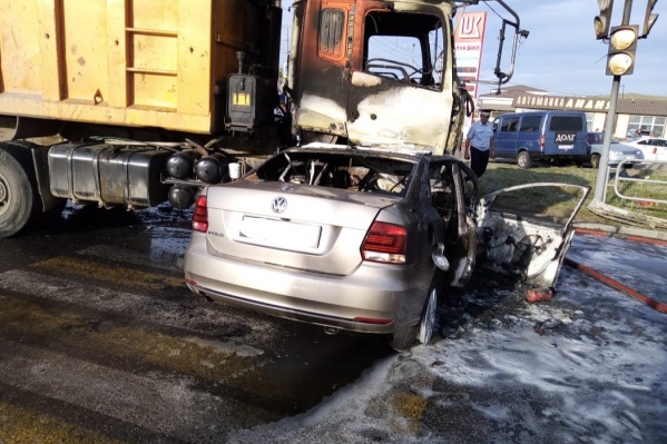 В Volkswagen Polo, вероятно, ехала семья — двое взрослых и двое детей В Volkswagen Polo, вероятно, ехала семья — двое взрослых и двое детей