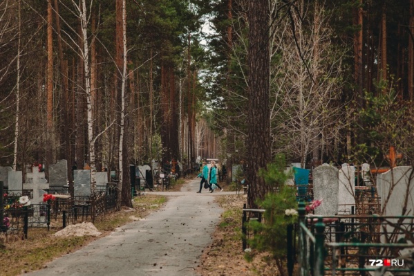 До этого у кладбищ дежурили полицейские. Разрешалось здесь только погребение До этого у кладбищ дежурили полицейские. Разрешалось здесь только погребение