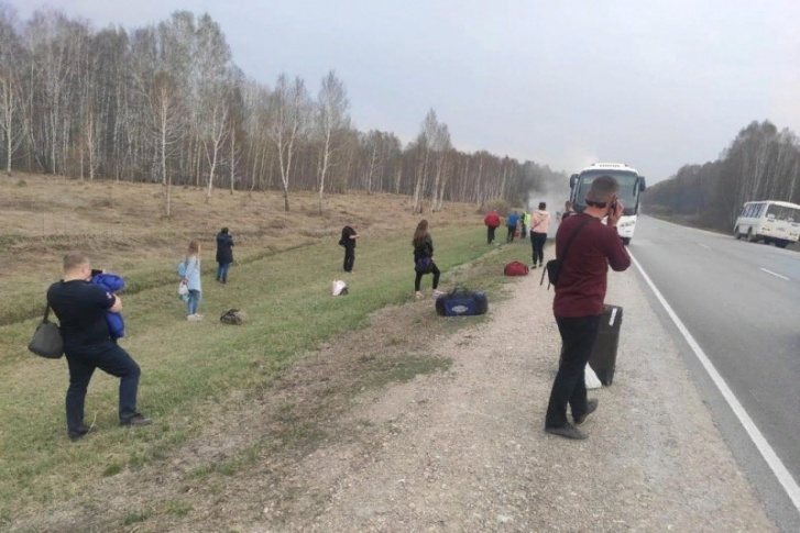Пассажиров вывели на улицу