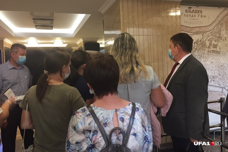 Активистам было не так-то просто попасть на встречу с мэром города Активистам было не так-то просто попасть на встречу с мэром города