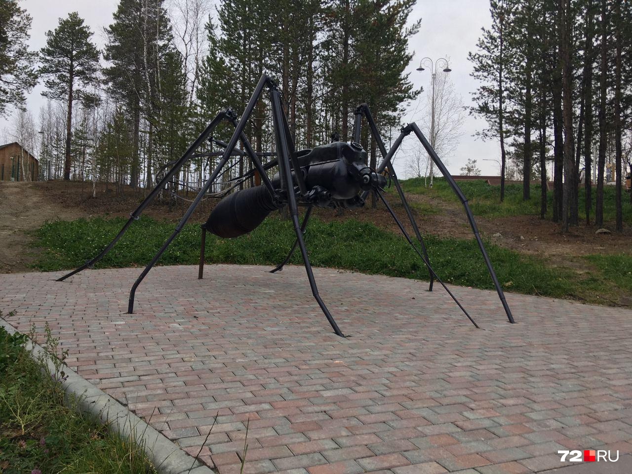 В интернете много шутят про памятник комару в Ноябрьске. Вот один из них. Не пугайтесь, такие на самом деле не летают. Чуть меньше