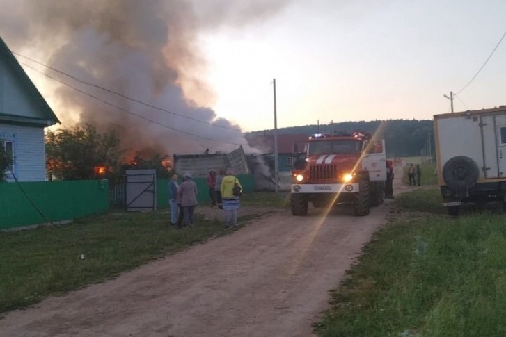 Пожар потушили около четырех утра Пожар потушили около четырех утра