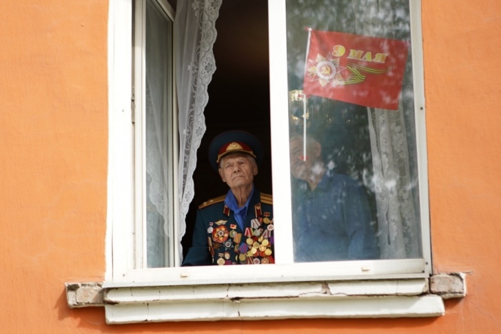 95-летний Василий Никифорович Башкатов смотрел парад из окна своей квартиры 