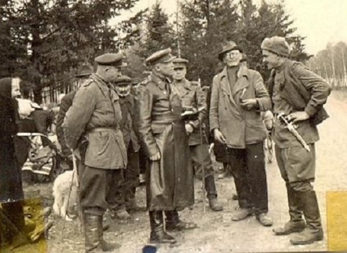Здесь Степаненко — на переднем плане слева, встречается с «немецкими товарищами»