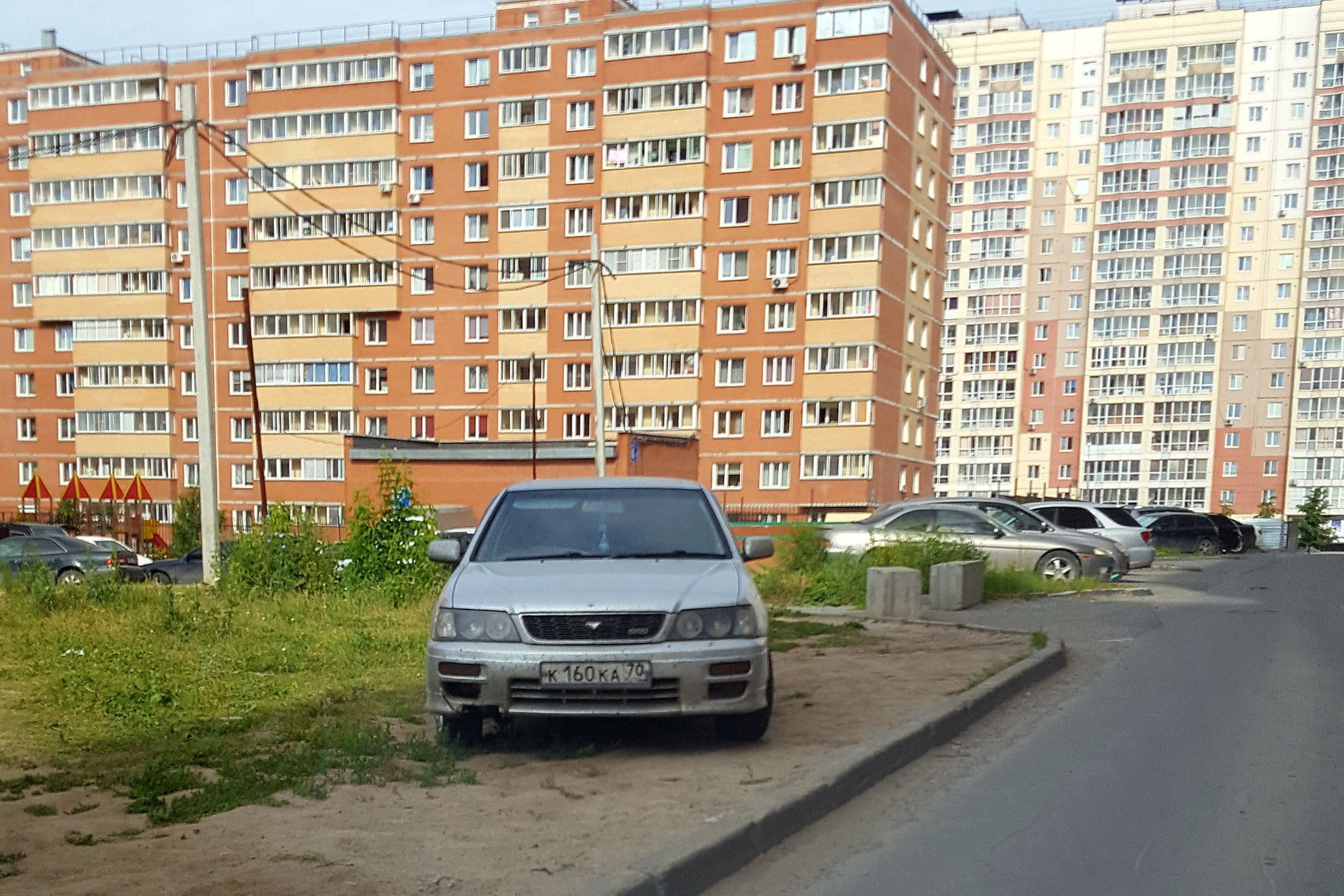 Стоянка на газоне Стоянка на газоне