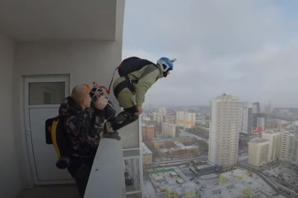 Напугали мам с колясками: в Екатеринбурге бейсджамперы прыгнули с 25 этажа на детскую площадку