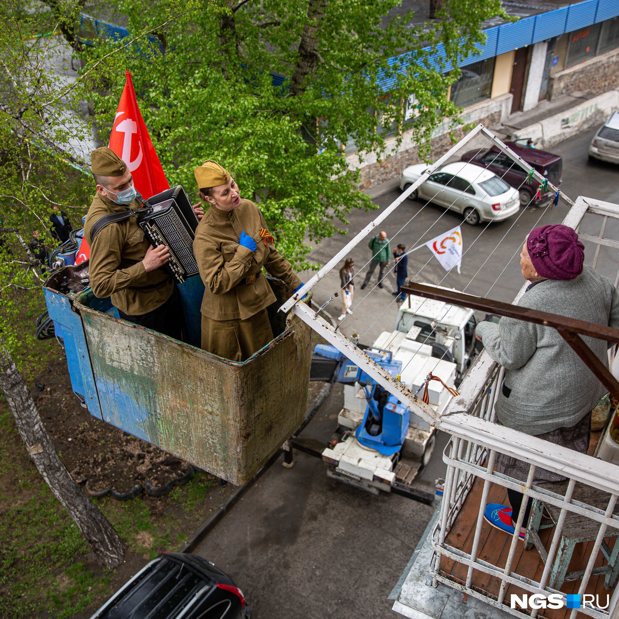 Подогнали автовышку, чтобы спеть для изолированных ветеранов: 8  трогательных фото | 07.05.2020 | Ярославль - БезФормата