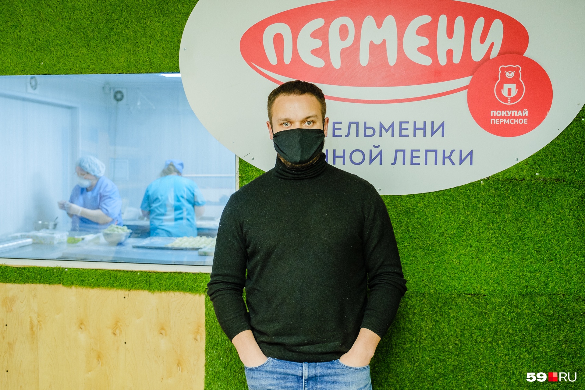 Евгений тоже в маске — в период пандемии без защиты в цех не заходит никто Евгений тоже в маске — в период пандемии без защиты в цех не заходит никто