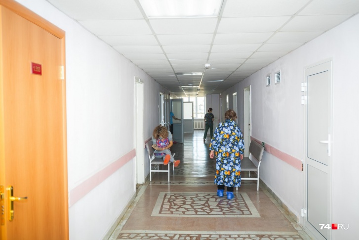 Пациенты, которым на прошлой неделе сделали операцию, до сих пор остаются в онкоцентре. Остальных распустили по домам Пациенты, которым на прошлой неделе сделали операцию, до сих пор остаются в онкоцентре. Остальных распустили по домам