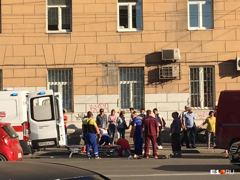 В центре Екатеринбурга машина после аварии врезалась в толпу пешеходов