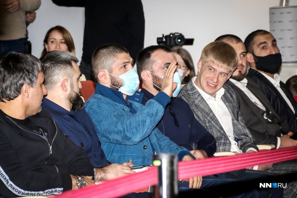 Нурмагомедов старался держаться в тени, чтобы не отвлекать внимание от молодых бойцов Нурмагомедов старался держаться в тени, чтобы не отвлекать внимание от молодых бойцов