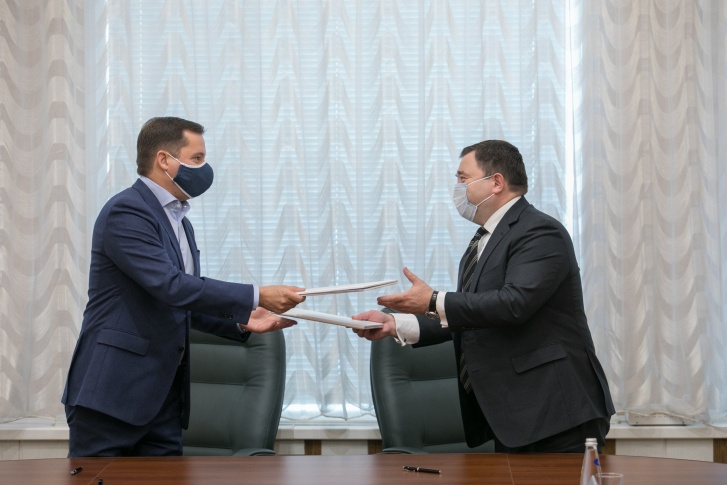 Председатель ПСБ Петр Фрадков и губернатор Архангельской области Александр Цыбульский подписали соглашение о сотрудничестве в сфере социально-экономического развития региона