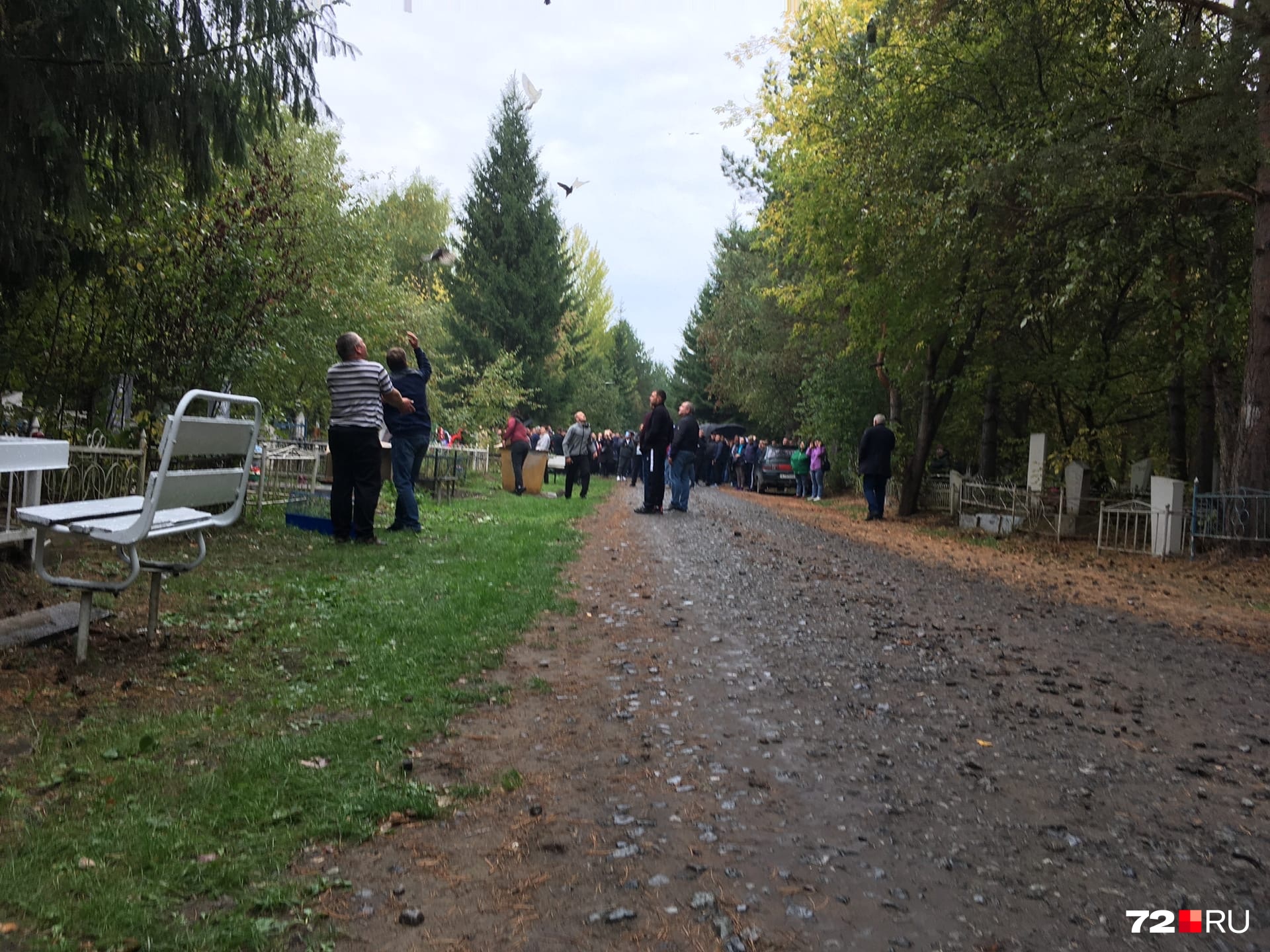 У могилы криминального авторитета тоже выпустили голубей У могилы криминального авторитета тоже выпустили голубей 