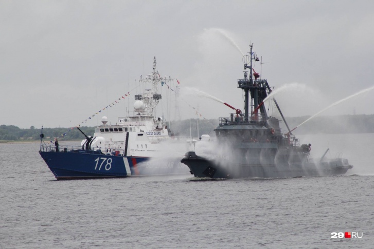 Военные корабли торжественно проходят по Северной Двине