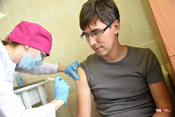 Сначала вакцину поставят добровольцам среди медиков