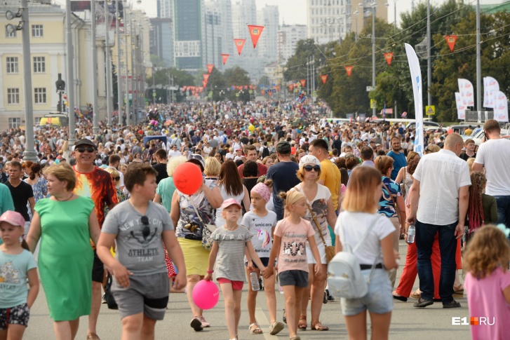 Толпы людей, концерты и салют: вспоминаем, как в Екатеринбурге отмечали День города год назад