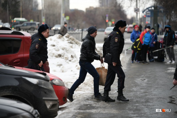 Подсудимого Евгения Селезнева конвой заводит в здание суда Подсудимого Евгения Селезнева конвой заводит в здание суда