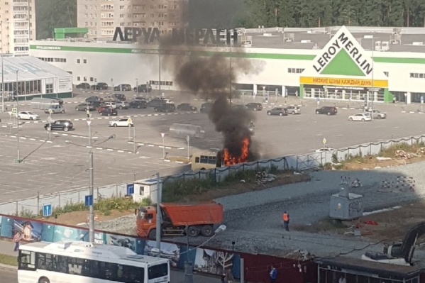 В автобусе был водитель, но он успел выскочить В автобусе был водитель, но он успел выскочить