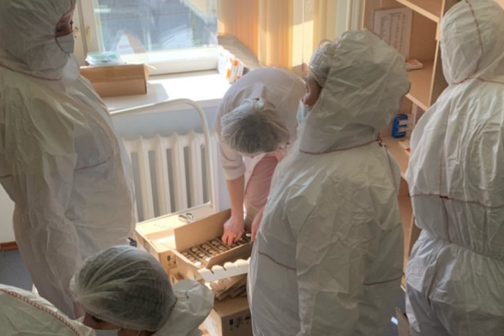 Медики разбирают помощь Медики разбирают помощь