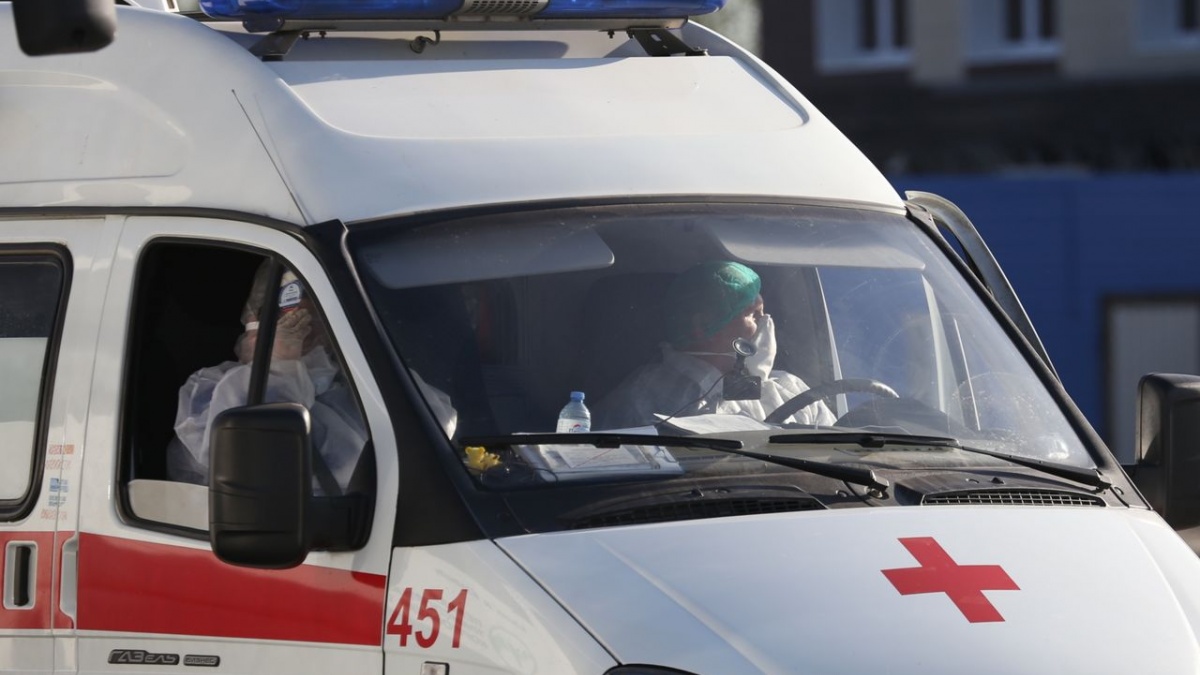 Обязаны ли вы уступать дорогу скорой помощи, у которой из спецсигналов — только синие проблесковые маячки?