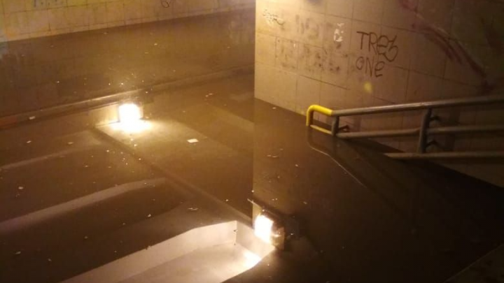 В Екатеринбурге затопило подземный переход у Лестеха