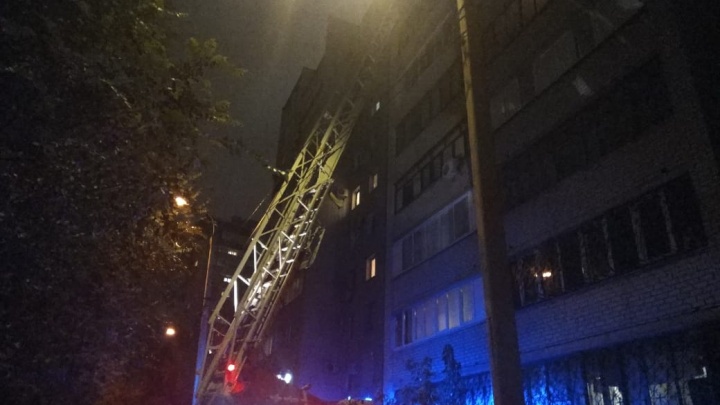 «Обгорел почти полностью»: при пожаре в многоэтажке в центре Волгограда погиб 45-летний мужчина