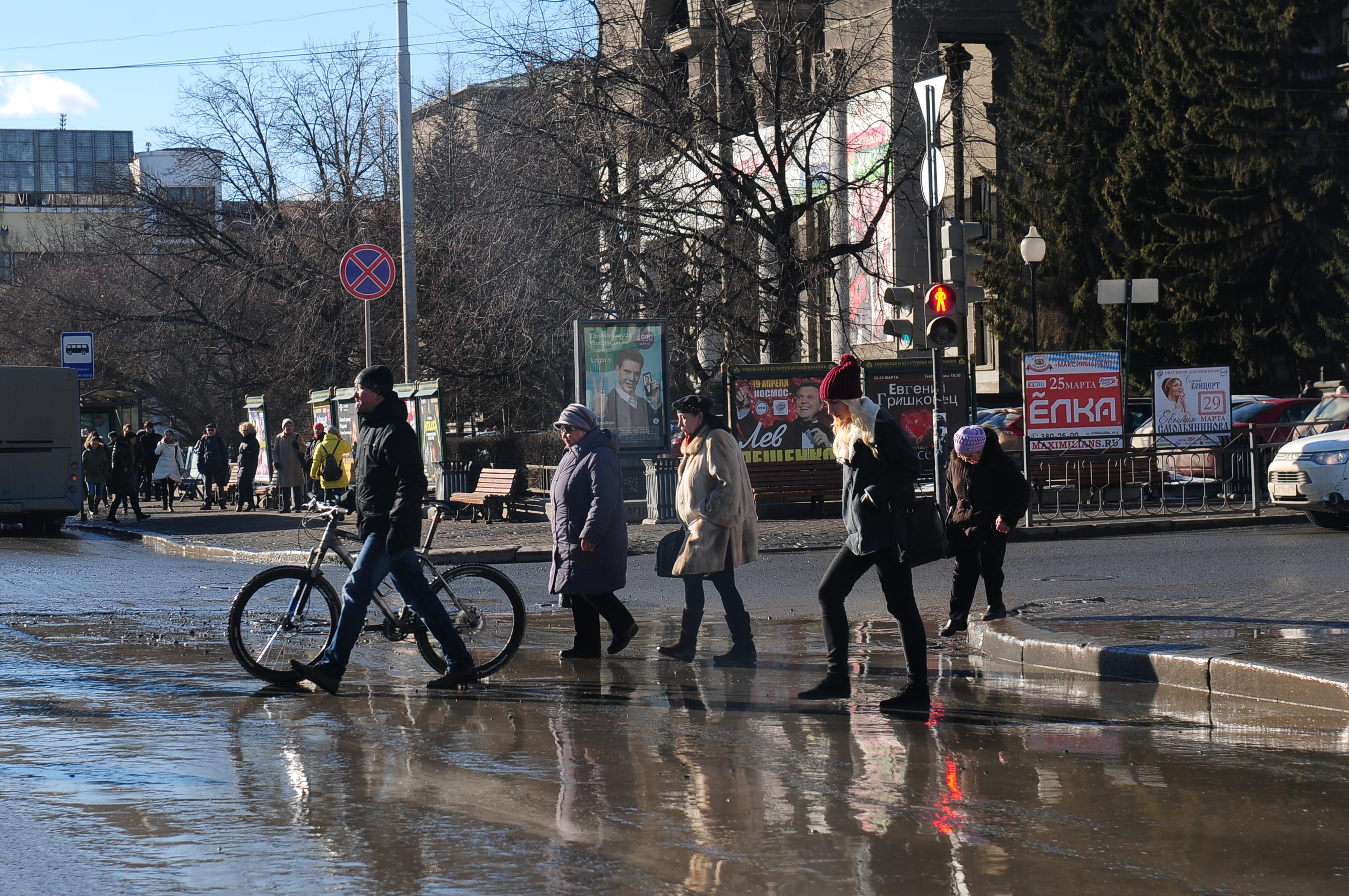 «Асфальт превращается в пыль и грязь»: мэр Екатеринбурга — о причинах появления коричневой жижи на дорогах