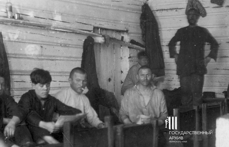 Многие рабочие в то время жили в бараках. На фото — барак холостяков при заводе в 1920–30-е годы Многие рабочие в то время жили в бараках. На фото — барак холостяков при заводе в 1920–30-е годы