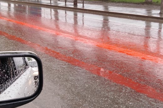 Красные полосы на дорогах пугают своей яркостью и неизвестным происхождением
