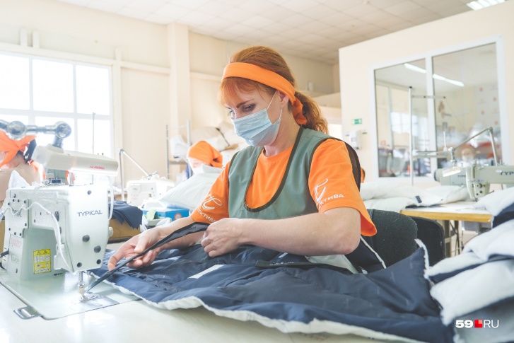 Елена Путилова научилась шить в колонии, работа для нее не в новинку