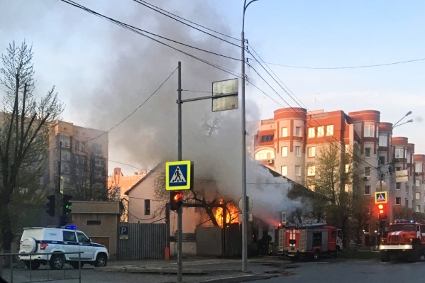 Спустя две минуты после вызова сотрудники МЧС прибыли на место происшествия Спустя две минуты после вызова сотрудники МЧС прибыли на место происшествия